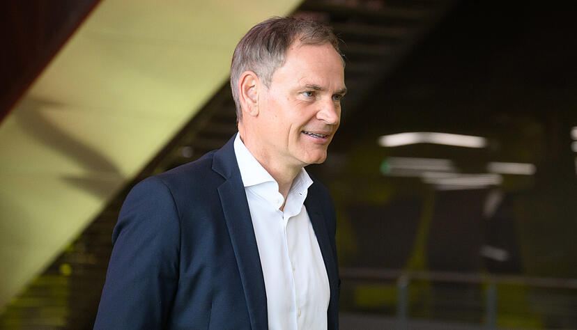 Oliver Blume, Vorstandsvorsitzender der Volkswagen AG und Porsche AG, steht f&uuml;r Fotoaufnahmen vor Beginn der Jahrespressekonferenz der Volkswagen Group.