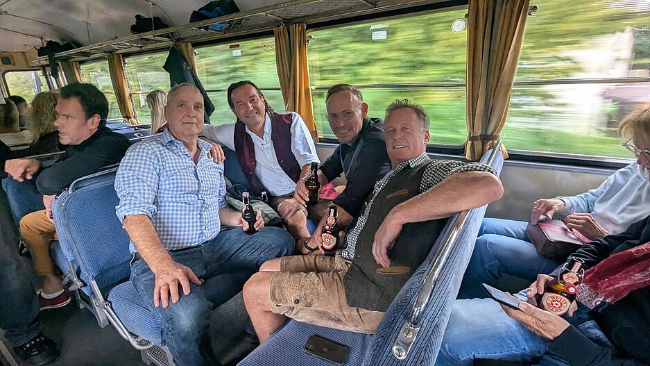 Etwa 260 Wasenfans aus dem Raum Heilbronn sind am Dienstag mit dem historischen Schienenbus zum Volksfest nach Stuttgart gereist.