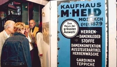 Das ehemalige Kaufhaus Held stand neben dem Rathaus. Die Ausstellung über jüdisches Leben erinnert daran.Foto: Rudolf Landauer