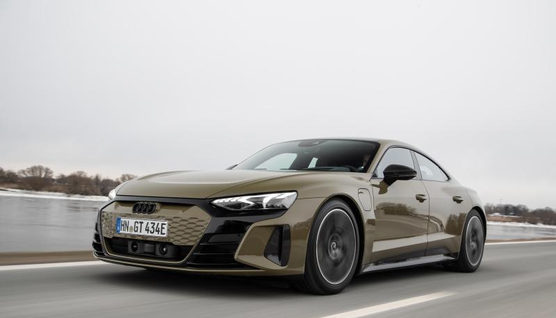 Sortlicher Stromer für die Langstrecke: Mit 245 km/h Spitzengeschwindigkeit und ausreichend Komfort eignet sich der Audi E-Tron GT für schnelles Reisen. Sortlicher Stromer für die Langstrecke: Mit 245 km/h Spitzengeschwindigkeit und ausreichend Komfort eignet sich der Audi E-Tron GT für schnelles Reisen.
