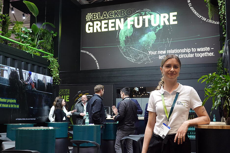 Am Stand von PreZero: Von au&szlig;en ein schwarzer Block mit dem Hashtag Blackbox Circular Economy, innen die Aufl&ouml;sung: Green Future. Julia Bechtel hat das Konzept mit erarbeitet.