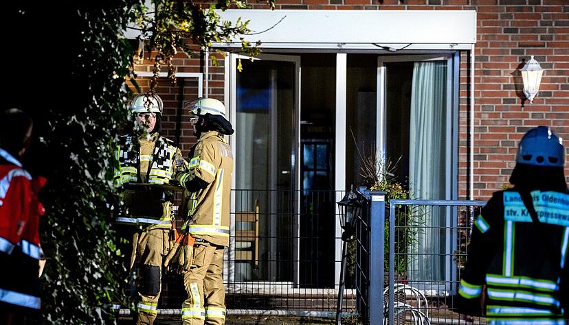 Einsatzkr&auml;fte der Feuerwehr vor dem in Brand geratenen Altenheim in Wardenburg.