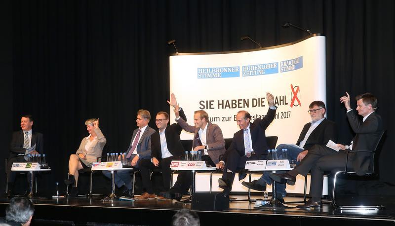 Rund 200 Besucher erlebten am Montagabend in Neckarwestheim, wie sich die Kandidaten im Vergleich präsentieren. Auf die Frage, wer einen Diesel-Pkw fährt, gingen mehrere Hände nach oben.
Fotos: Andreas Veigel