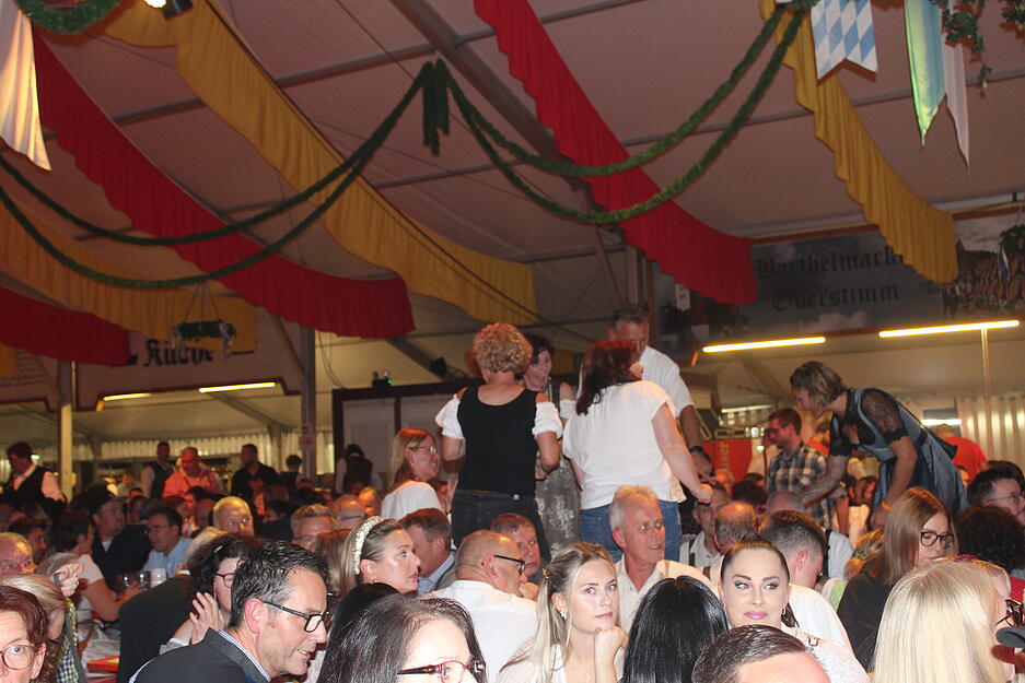 Im Festzelt spielen Live-Bands.