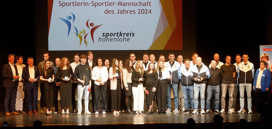 M&auml;rz 2025: Hohenloher Sportler des Jahres strahlen &uuml;ber Award in der &Ouml;hringer Kultura.