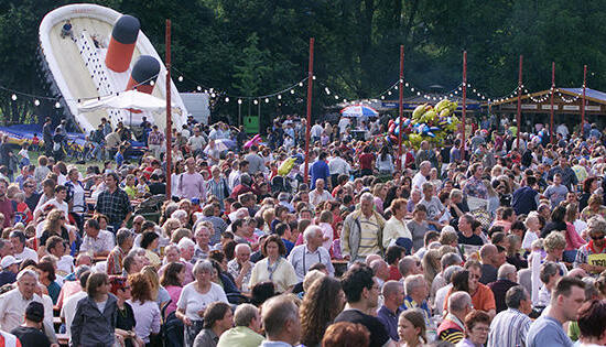 Das Traubenblütenfest im Wertwiesenpark - hier eine Aufnahme aus dem Jahr 2001 - war ein Publikumsmagnet. OB Harry Mergel kann sich eine Wiederbelebung der Veranstaltung vorstellen. Foto: Archiv/Veigel Das Traubenblütenfest im Wertwiesenpark - hier eine Aufnahme aus dem Jahr 2001 - war ein Publikumsmagnet. OB Harry Mergel kann sich eine Wiederbelebung der Veranstaltung vorstellen. Foto: Archiv/Veigel