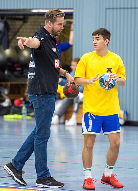 „Da geht’s lang“, weist Oliver Roggisch A-Jugend-Handballer Patrick Grosser den Weg.