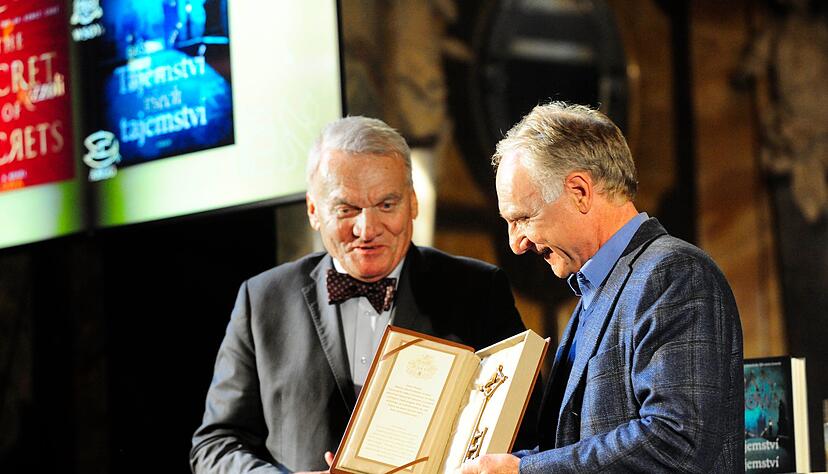 US-Erfolgsautor Dan Brown (r) nimmt symbolisch den Schlüssel zur tschechischen Hauptstadt Prag in Empfang. US-Erfolgsautor Dan Brown (r) nimmt symbolisch den Schlüssel zur tschechischen Hauptstadt Prag in Empfang.