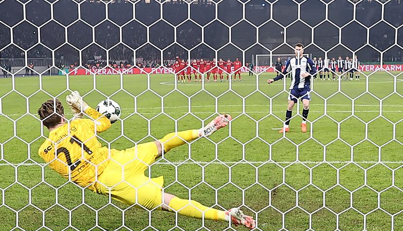 Freiburgs Keeper Florian M&uuml;ller pariert im Elfmeterschie&szlig;en gegen Hertha BSC zwei Sch&uuml;sse.