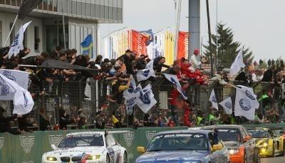 Eskortiert von zahlreichen Markenkollegen gewinnt der BMW M3 des BMW-Werksteams (l). Eskortiert von zahlreichen Markenkollegen gewinnt der BMW M3 des BMW-Werksteams (l).