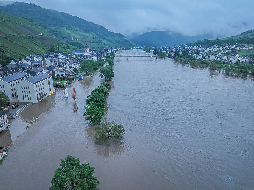 Das Hochwasser der Mosel überflutet die Ufer von Zell in Rheinland-Pfalz.
