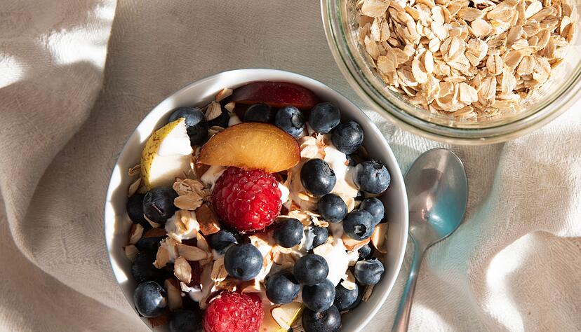 Haferflocken mit Joghurt und Obst: So ein Snack liefert unserem K&ouml;rper mehr N&auml;hrstoffe als der Griff in die Gummib&auml;rchent&uuml;te.