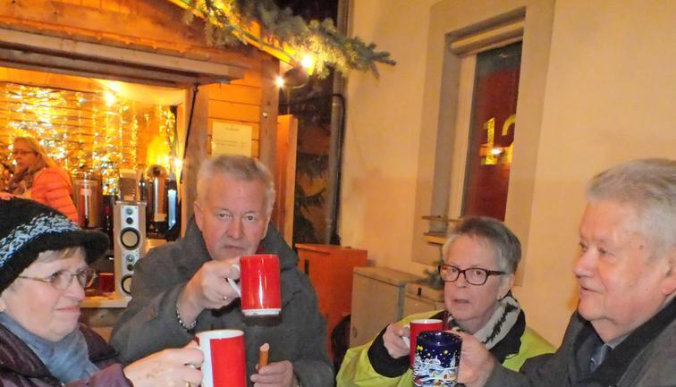 Abstatt: Gertrud und Egon Mix, Annelies Arnold und Dieter Masch mit Gl&uuml;hwein.
