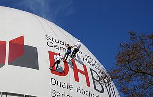 Einer der attraktivsten Werbetr&auml;ger war die alte Gaskugel, auf der ein DHBW-Schriftzug prangte. Inzwischen ist auch sie Geschichte.
Foto: privat