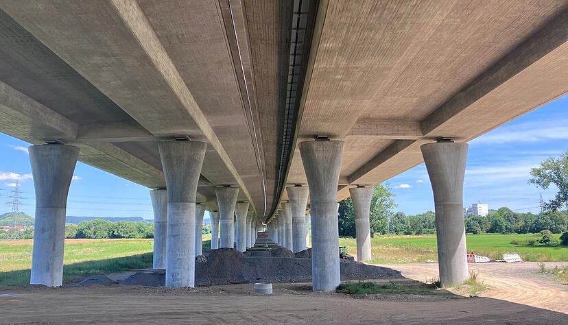 Die Autobahnbrücke bei Obereisesheim ist mit 1,3 Kilometern die längste in ganz Baden-Württemberg.