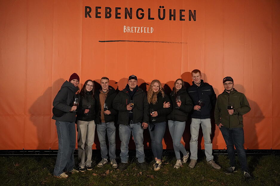 Gro&szlig;e und kleine Gruppen haben sich zusammengetan, um gemeinsam das Rebengl&uuml;hen zu besuchen.