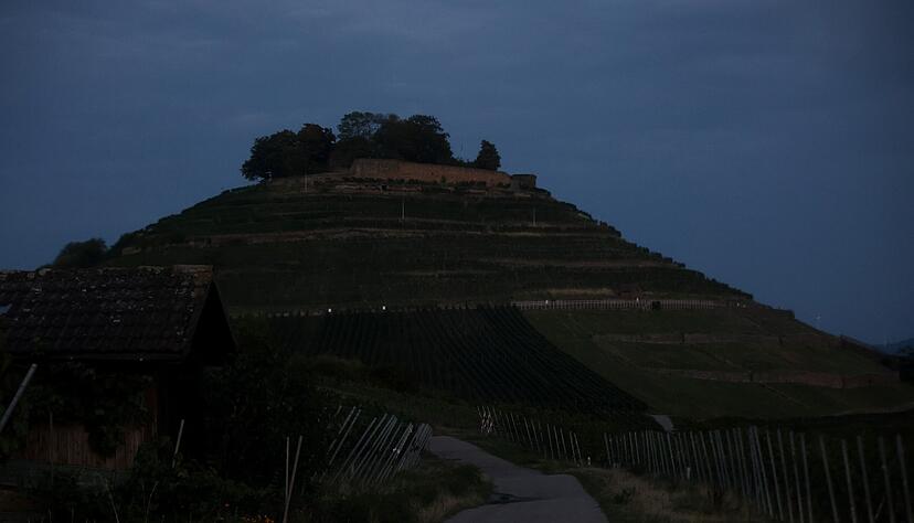 Licht aus wegen der Energiekrise. Burg Weibertreu in Weinsberg im Dunkeln.