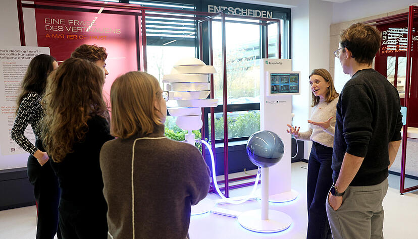 Unter anderem mit täglichen Führungen durch das Besucherzentrum bringt die Ipai-Foundation den Menschen das Thema KI näher und will Barrieren abbauen. Auf dem Foto zeigt Projektmanagerin Anna Nevobova einer Gruppe gerade den Bereich der Demonstratoren. Unter anderem mit täglichen Führungen durch das Besucherzentrum bringt die Ipai-Foundation den Menschen das Thema KI näher und will Barrieren abbauen. Auf dem Foto zeigt Projektmanagerin Anna Nevobova einer Gruppe gerade den Bereich der Demonstratoren.