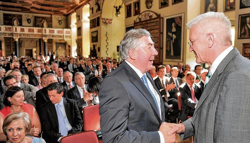 Händeschlag im Rittersaal von Schloss Neuenstein: Ministerpräsident Winfried Kretschmann (rechts) dankt Landrat Helmut M. Jahn für seine großen Verdienste in den vergangenen 24 Jahren. Foto: Mario Berger