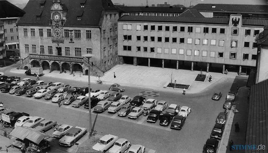 Heilbronner Marktplatz 1962. Unzureichende Lichtverhältnisse werden Anfang der 1960er Jahre  beklagt. Nur rund die Hälfte der erforderlichen Straßenbeleuchtung ist vorhanden, darunter viele unzeitgemäße Gaslaternen und Glühlampen.