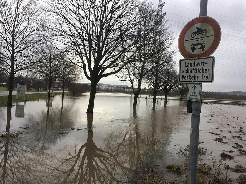 Straßen wegen Hochwasser gesperrt Straßen wegen Hochwasser gesperrt