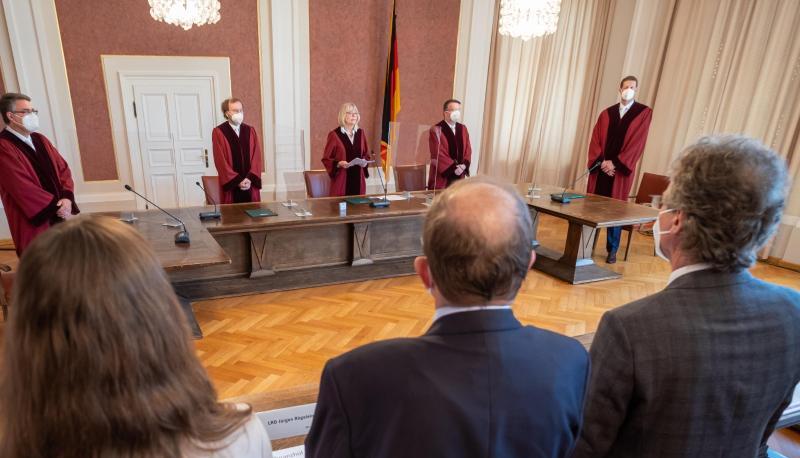 Jutta Förster (M), vorsitzende Richterin am Bundesfinanzhof, steht an ihrem Platz. Jutta Förster (M), vorsitzende Richterin am Bundesfinanzhof, steht an ihrem Platz.