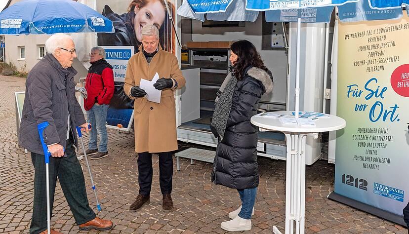 Chefredakteur Uwe Ralf Heer (Mitte) und Stellvertreterin Tanja Ochs im Gespräch mit einem Obersulmer. Chefredakteur Uwe Ralf Heer (Mitte) und Stellvertreterin Tanja Ochs im Gespräch mit einem Obersulmer.