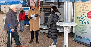 Chefredakteur Uwe Ralf Heer (Mitte) und Stellvertreterin Tanja Ochs im Gespräch mit einem Obersulmer. Chefredakteur Uwe Ralf Heer (Mitte) und Stellvertreterin Tanja Ochs im Gespräch mit einem Obersulmer.
