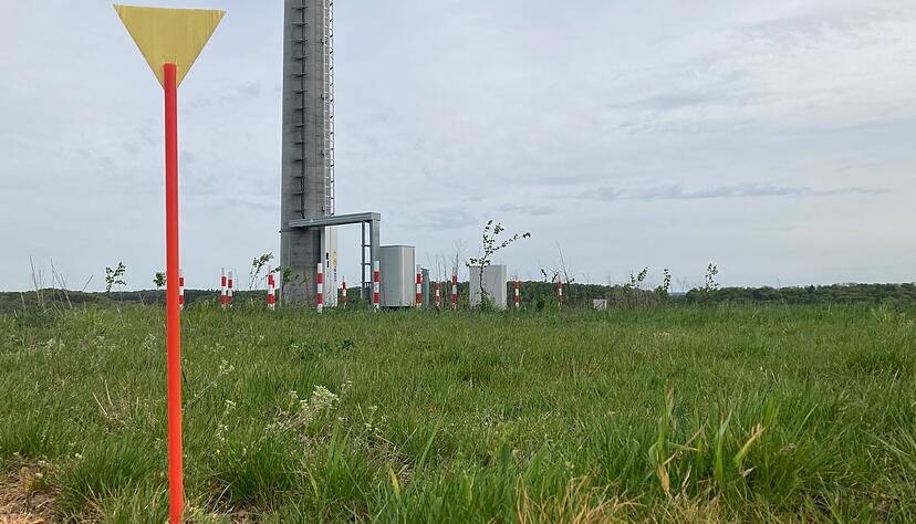 Hier, an den Gemarkungsgrenzen zwischen Richen, Ittlingen und Gemmigen, k&ouml;nnten bis zu drei Windkraft-Anlagen entstehen. Der Funkmasten markiert den h&ouml;chsten Punkt der Anh&ouml;he.