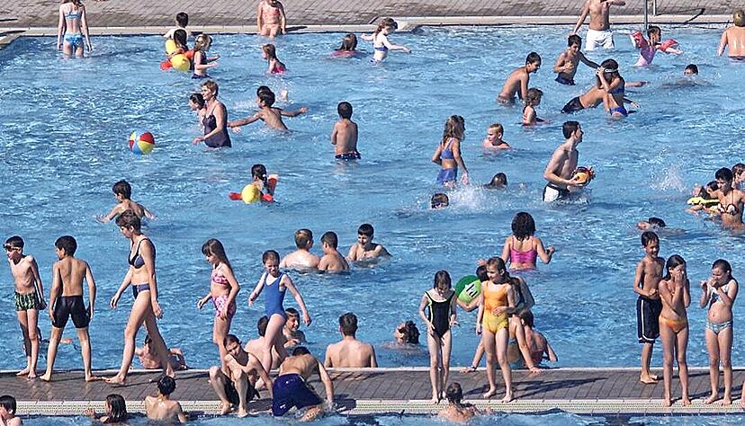 In der Regel geht es in den Freib&auml;dern der Region famili&auml;r zu, wie etwa hier in der Heilbronner Neckarhalde. Doch immer mehr Betreiber berichten von handfesten Konflikten unter manchen Besuchern.
Foto: Archiv/Veigel