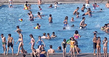 In der Regel geht es in den Freibädern der Region familiär zu, wie etwa hier in der Heilbronner Neckarhalde. Doch immer mehr Betreiber berichten von handfesten Konflikten unter manchen Besuchern.
Foto: Archiv/Veigel In der Regel geht es in den Freibädern der Region familiär zu, wie etwa hier in der Heilbronner Neckarhalde. Doch immer mehr Betreiber berichten von handfesten Konflikten unter manchen Besuchern.
Foto: Archiv/Veigel