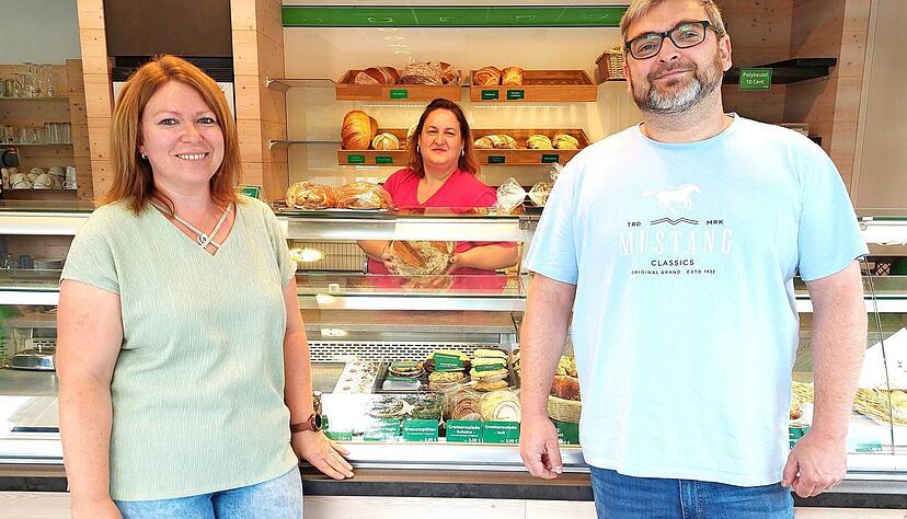 Daniela Mühlbach (Mitte) bleibt, wenn Theresa und Sebastian Kunz die bisherige Discher-Filiale in Gochsen mit Waren der Bäckerei Denzer fortführen.
Foto: Ute Plückthun Daniela Mühlbach (Mitte) bleibt, wenn Theresa und Sebastian Kunz die bisherige Discher-Filiale in Gochsen mit Waren der Bäckerei Denzer fortführen.
Foto: Ute Plückthun