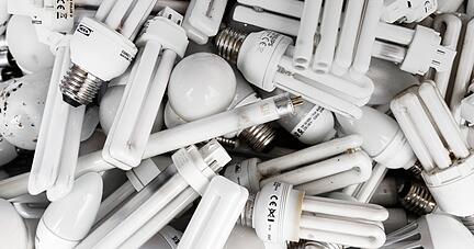 Werden bald nicht mehr verkauft, haben aber nichts im Hausmüll zu suchen: Energiesparlampen ud Leuchtstoffröhren, die man austauscht, gehören in den Elektroschrott.
