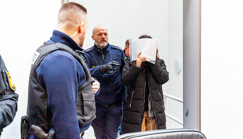 Eine angeklagte 24-Jährige kommt zum Mordprozess um die Tötung einer Doppelgängerin. Die Frau und ein 25-jähriger Mann müssen sich vor dem Landgericht verantworten. Eine angeklagte 24-Jährige kommt zum Mordprozess um die Tötung einer Doppelgängerin. Die Frau und ein 25-jähriger Mann müssen sich vor dem Landgericht verantworten.