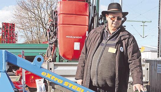 Verkaufsberater Walter Hanselmann pr&auml;sentiert den Kompaktomat.