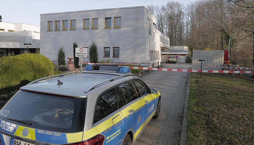 Der abgesperrte Tatort nach der Bluttat Ende März 2017: die Parkfläche (Bildhintergrund) der Evangelischen Tagungsstätte Löwenstein. Hier war eine 59-jährige Frau mit mehr als zehn Messerstichen und -schnitten getötet worden. Der abgesperrte Tatort nach der Bluttat Ende März 2017: die Parkfläche (Bildhintergrund) der Evangelischen Tagungsstätte Löwenstein. Hier war eine 59-jährige Frau mit mehr als zehn Messerstichen und -schnitten getötet worden.