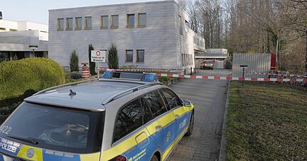 Der abgesperrte Tatort nach der Bluttat Ende März 2017: die Parkfläche (Bildhintergrund) der Evangelischen Tagungsstätte Löwenstein. Hier war eine 59-jährige Frau mit mehr als zehn Messerstichen und -schnitten getötet worden. Der abgesperrte Tatort nach der Bluttat Ende März 2017: die Parkfläche (Bildhintergrund) der Evangelischen Tagungsstätte Löwenstein. Hier war eine 59-jährige Frau mit mehr als zehn Messerstichen und -schnitten getötet worden.