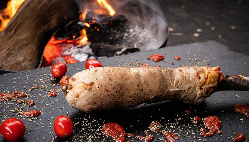 Mit Tomaten und Oregano bekommt das Stockbrot eine italienische Note.