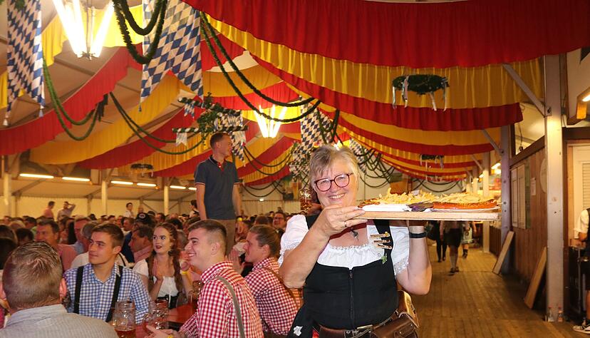 Deftige Speisen und Maß-Bier servieren die Bedienungen im Zelt von Festwirt Roland Rachinger. Deftige Speisen und Maß-Bier servieren die Bedienungen im Zelt von Festwirt Roland Rachinger.