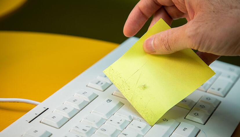 Fazit: Der Hack funktioniert - der Schmutz aus den Tastatur-Zwischenräumen bleibt am Klebezettel haften. Fazit: Der Hack funktioniert - der Schmutz aus den Tastatur-Zwischenräumen bleibt am Klebezettel haften.