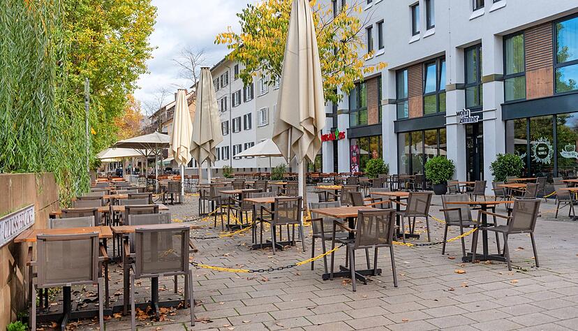 Auf der Heilbronner Gastro-Meile in der Unteren Neckarstraße sieht es trostlos aus. Einige Wirte versuchen sich mit Abholservice und Gutscheinsystemen über Wasser zu halten
.
Foto: Mario Berger Auf der Heilbronner Gastro-Meile in der Unteren Neckarstraße sieht es trostlos aus. Einige Wirte versuchen sich mit Abholservice und Gutscheinsystemen über Wasser zu halten
.
Foto: Mario Berger