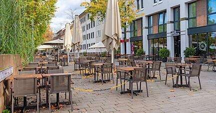 Auf der Heilbronner Gastro-Meile in der Unteren Neckarstraße sieht es trostlos aus. Einige Wirte versuchen sich mit Abholservice und Gutscheinsystemen über Wasser zu halten
.
Foto: Mario Berger Auf der Heilbronner Gastro-Meile in der Unteren Neckarstraße sieht es trostlos aus. Einige Wirte versuchen sich mit Abholservice und Gutscheinsystemen über Wasser zu halten
.
Foto: Mario Berger