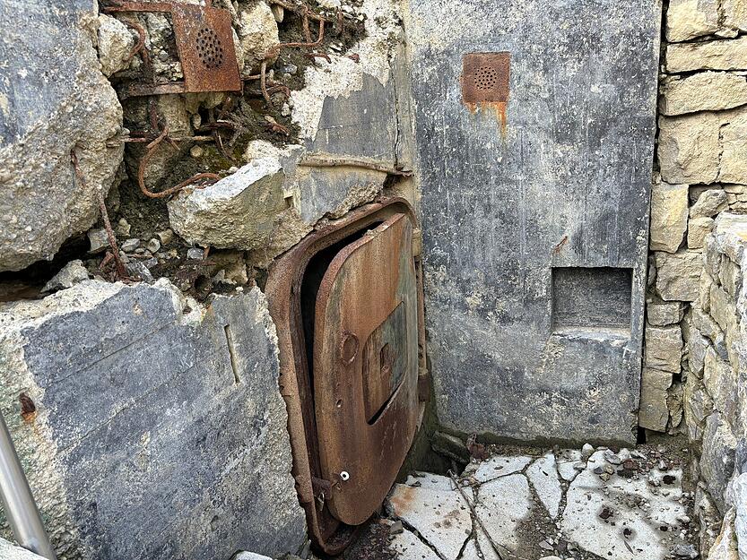 Sehenswürdigkeit: T14-Bunker in Lauffen. Der Bunker gehört zu den Überresten der ehemaligen Neckar-Enz-Stellung aus dem zweiten Weltkrieg. Sehenswürdigkeit: T14-Bunker in Lauffen. Der Bunker gehört zu den Überresten der ehemaligen Neckar-Enz-Stellung aus dem zweiten Weltkrieg.
