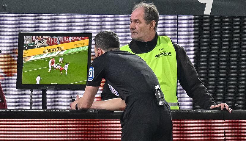 Schiedsrichter Felix Zwayer überprüft am Bildschirm einen Foulelfmeter für den VfB. Er nimmt ihn zurück. Schiedsrichter Felix Zwayer überprüft am Bildschirm einen Foulelfmeter für den VfB. Er nimmt ihn zurück.
