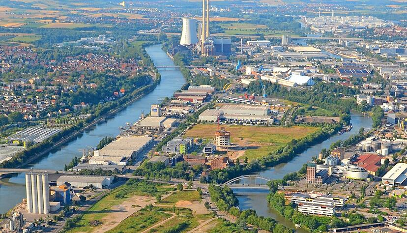 Der kleine gr&uuml;ne Container (Mitte links) ist einer der ersten Vorboten f&uuml;r die Bundesgartenschau. Die Aufnahme zeigt das Fruchtschuppenareal im Jahr 2013. Der Fotograf Roland Schweizer hat das Gel&auml;nde damals und heute abgelichtet.