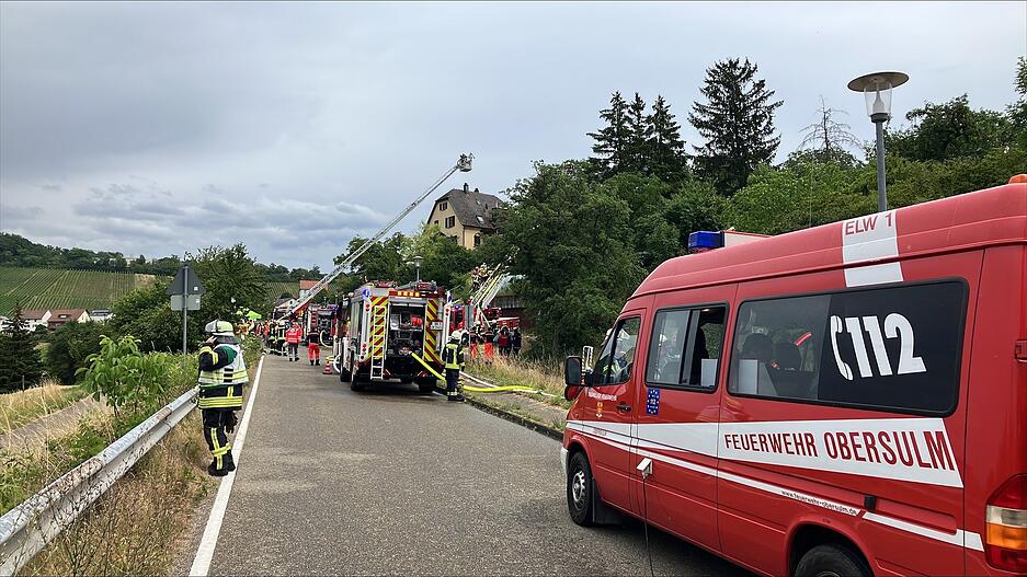 Mit einigen Wagen ist die Feuerwehr der umliegenden Gemeinden zum Dachtstuhlbrand in Löwenstein ausgerückt. Auch der Rettungsdienst ist vor Ort. Mit einigen Wagen ist die Feuerwehr der umliegenden Gemeinden zum Dachtstuhlbrand in Löwenstein ausgerückt. Auch der Rettungsdienst ist vor Ort.