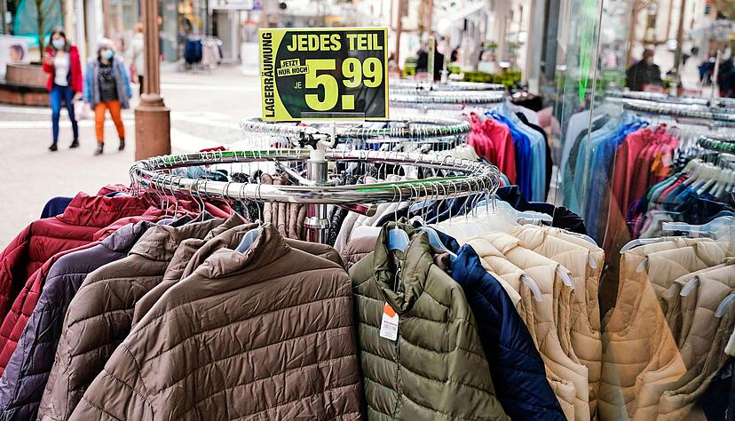 Kurz war das Einkaufen mancherorts m&ouml;glich. Wegen steigender Infektionen mussten viele L&auml;den jedoch schlie&szlig;en. St&auml;dte und Kreise wehren sich dagegen.
Foto: dpa