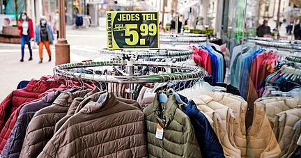 Kurz war das Einkaufen mancherorts m&ouml;glich. Wegen steigender Infektionen mussten viele L&auml;den jedoch schlie&szlig;en. St&auml;dte und Kreise wehren sich dagegen.
Foto: dpa