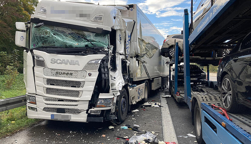 Zu einem Auffahrunfall war es am Dienstagnachmittag zwischen den beiden Lastwagen gekommen. Foto: Kinkopf Zu einem Auffahrunfall war es am Dienstagnachmittag zwischen den beiden Lastwagen gekommen. Foto: Kinkopf
