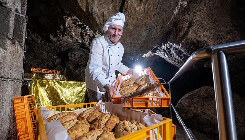 Sechzehn Meter unter der Erde lagert B&auml;ckermeister Volker Wunderlich seine Weihnachtsstollen in der Drachenh&ouml;hle Syrau im Vogtland ein. Das Klima ist optimal, macht den Stollen lange haltbar.